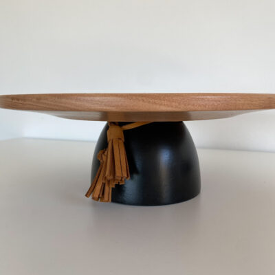 Pie de torta alta base negra y flecos – 30cm