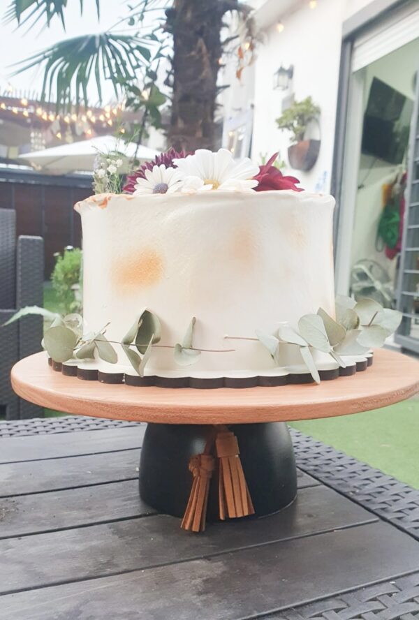 Pie de torta alta con flecos y base negra - Imagen 3
