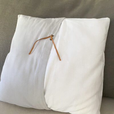 Funda de almohadón gris y blanco