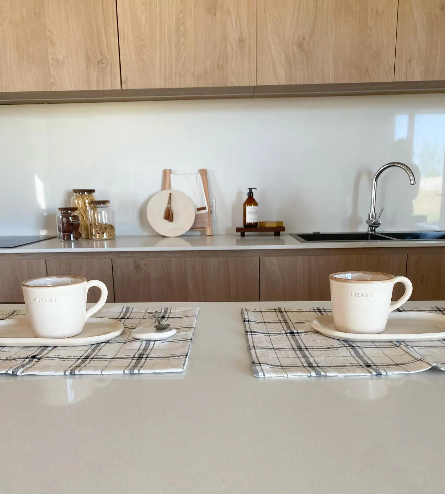 Kit tarde de te con taza Escalera mediana Repasador en tussor Tabla cerámica circular