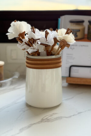 Florero o porta utensilios blanco con cuero