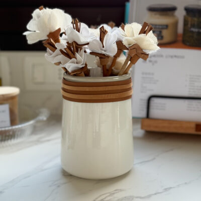 Florero o porta utensilios blanco con cuero