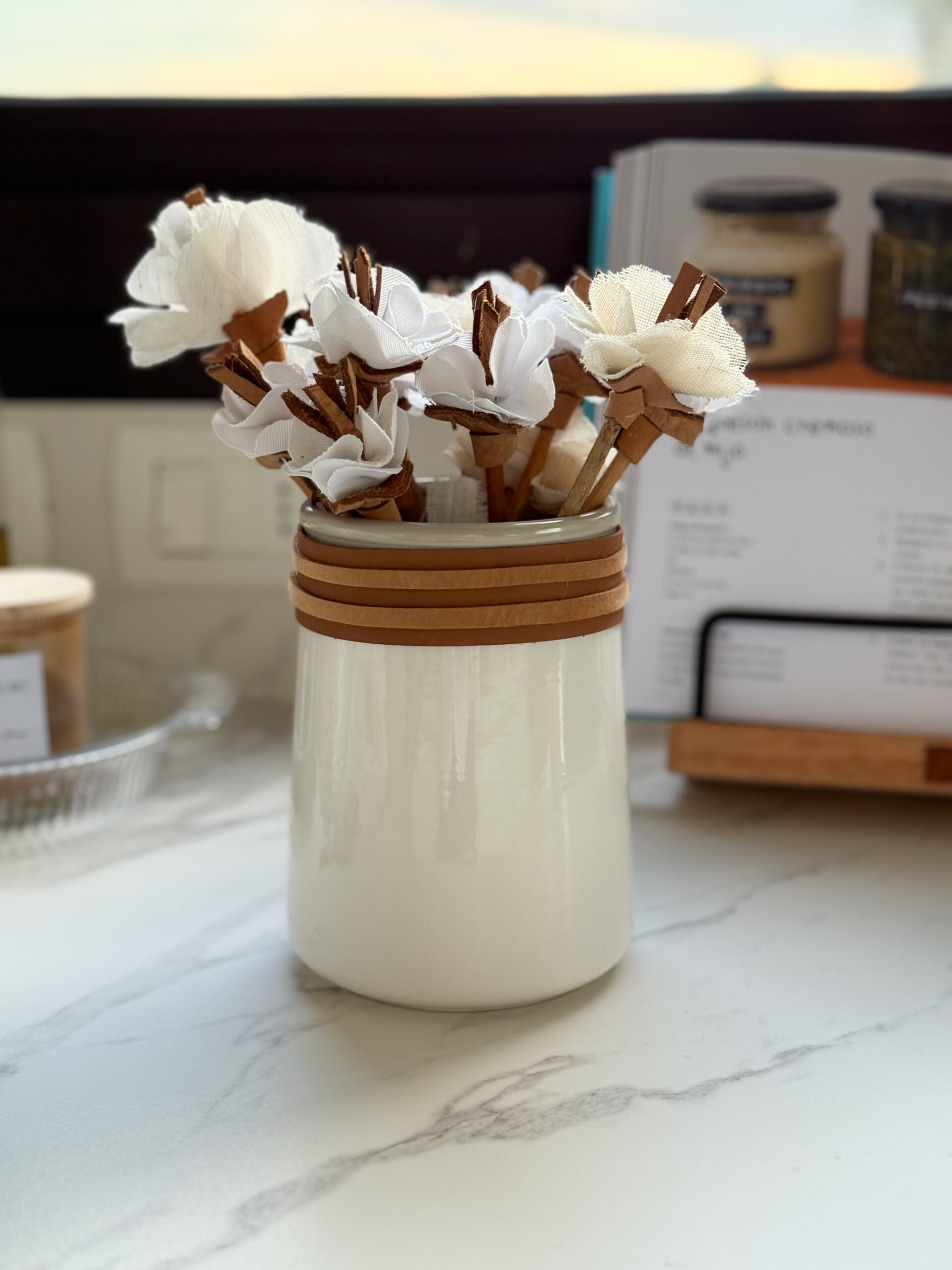 Florero o porta utensilios blanco con cuero